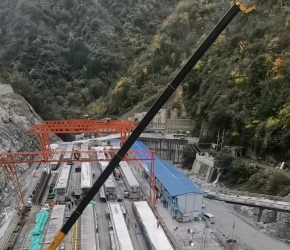 安康吊车，安岚高速护坡框架梁施工